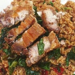 ผัดกระเพราหมูกรอบคลุกข้าว คั่วกะทะเหล็ก