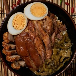 ข้าวขาหมูคุโรบูตะ+หมูกรอบ+ไข่ ( ขาหมู )