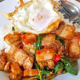 กะเพราหมูกรอบ