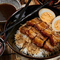 ข้าวหมูกรอบฮ่องกง+ไข่ ( หมูกรอบ )