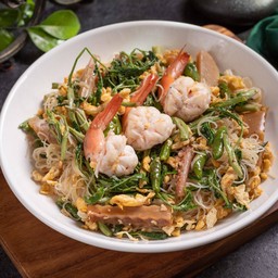 หมี่ผัดกะเฉดหมึกกรอบ