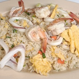 ข้าวผัดทะเลกล่องใหญ่(หมึก,กุ้ง) ทานได้ 3-4 ท่าน
