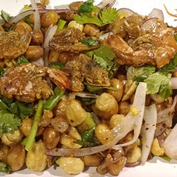 ยำถั่วกุ้ง(กับแกล้ม) ใส่ถั่วลิสงและเม็ดมะม่วง