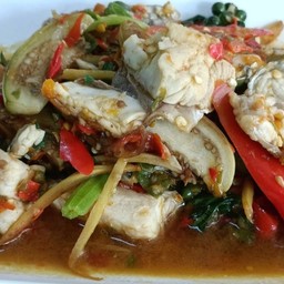 เนื้อปลากระพงครึ่งตัวผัดเรือโป๊
