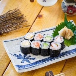 Salmon Maki ข้าวห่อไส้แซลมอน