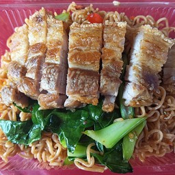 มาม่าผัดกระเพราหมูกรอบ