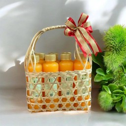 กิ๊ฟท์เซ็ต ชะลอมทรงเหลี่ยม น้ำส้มเล็ก 8 ขวด ติดโบว์สีแดง