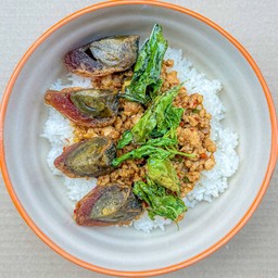 กะเพราไข่เยี่ยวม้าราดข้าว