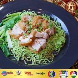 บะหมี่หยก+หมูกรอบฮ่องกง ( บะหมี่ )