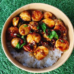 กะเพราลูกชิ้นหมู