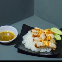ข้าวหมูกรอบอิ่มอร่อย