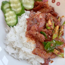 ข้าวผัดพริกแกงหมูย่าง