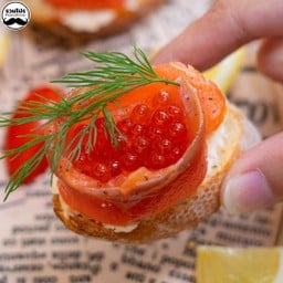 ขนมปังหน้าแซลมอนรมควัน ไข่ปลาแซลมอน และครีมชีส