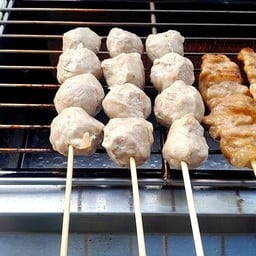 ม่อนม่อน(หมูน้ำตกเสียบไม้รสเด็ด) ประชาอุทิศ79ข้างโลตัสมินิ(เจ้าเก่า)