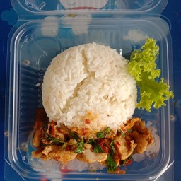 ข้าวกะเพราหมูชิ้นหน่อไม้ดอง