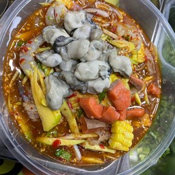 ยำ หอยนางรม แซลม่อน แมงกระพรุน กุ้งสด