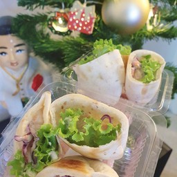 สลัดโรตี Made In Singapore +ไข่ต้ม ,ทูน่าRoti Salad Made In Singapore + Boiled Egg, Tuna