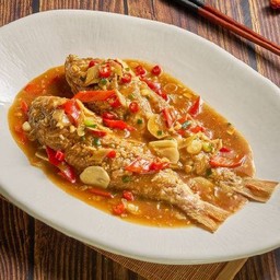 ปลาแดงทอดซอสเต้าเจี้ยว