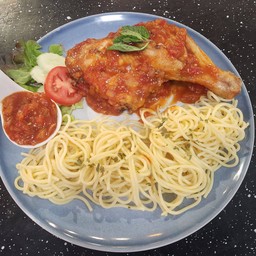 สปาเก็ตตี้สะโพกไก่อบซอสมะเขือเทศ