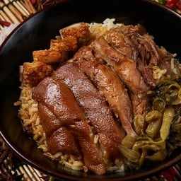ข้าวขาหมูคุโรบุตะ+หมูกรอบฮ่องกง ( ขาหมู )