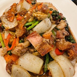 ข้าวราดหมูกรอบพริกไทยดำ