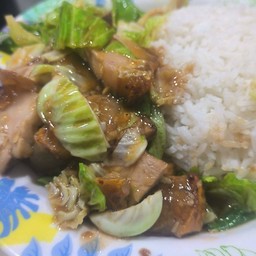 แขนงหมูกรอบราดข้าว แถมฟรีไข่ดาวหรือไข่เจียว🐣