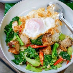 คะน้าหมูกรอบ