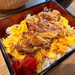 Tori Teri Don ข้าวหน้าไก่ย่างซีอี๊ว