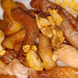 หมูแดดเดียวทอดกะเทียมราดข้าว