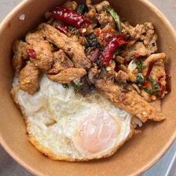 ข้าวกะเพราหมูชิ้นฟรีไข่ดาว