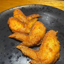 ปีกไก่ทอดน้ำปลา 4 ชิ้น (แถมผักดองเปรี้ยวหวาน)