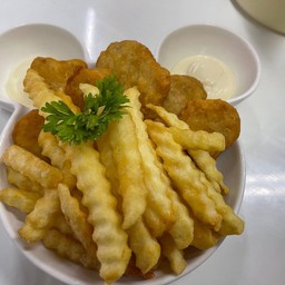 นักเก็ตเสิร์ฟพร้อมเฟรนช์ฟราย