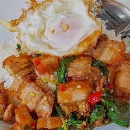 กระเพราหมูกรอบราดข้าว