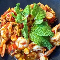 ร้าน ณ.เพลินพุง ส้มตำ ยำ ลาบ อาหารอีสาน