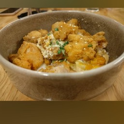 ข้าวหน้าไก่ทอดราดไข่