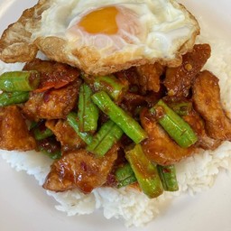 ผัดพริกแกงหมูไข่ดาว