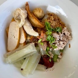 ก๋วยเตี๋ยวลูกชิ้นปลา ต้มยำแห้ง