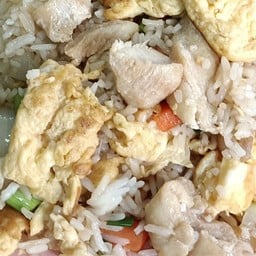 ข้าวผัดเนื้อไก่ส่วนน่องสะโพก( ขนาดกลาง ทาน 2-3 คน)