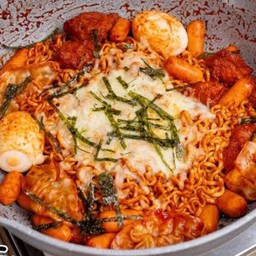 มาม่าเผ็ดแห้ง ไส้กรอก หมูตุ๋นกิมจิ ชีส