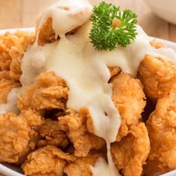 ไก่ทอดราดชีส บวกกับซอสมะเขือเทศและซอสพริก