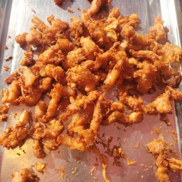 น้องดาวหมูทอดกระเทียม ตลาดหนองปรือ