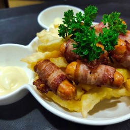 ใส้กรอกพันเบคอนเสิร์ฟพร้อมเฟรนฟราย