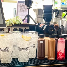 ทุกเมนู “เย็น”แยกน้ำแข็ง ใส่ขวด ค่ะ