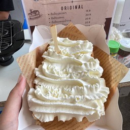 ขนมปังปิ้งเนยวิปครีม