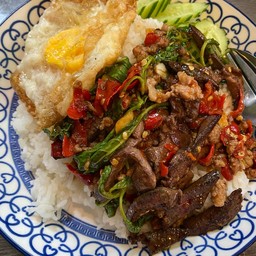 ข้าวกะเพราตับหมู ไข่ดาว