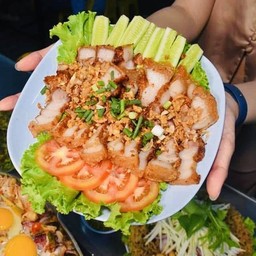 สามชั้นทอดน้ำปลาโรยกระเทียม