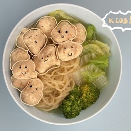 Egg noodle with soup and chicken ballsบะหมี่ลูกชิ้นไก่