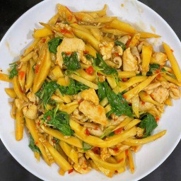 ผัดกระเพราหน่อไม้สด