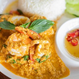 ผัดผงกะหรี่ราดข้าว ( เลือกเนื้อสัตว์เองได้ )