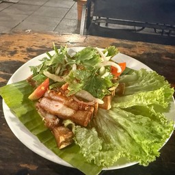 ยำหมูทอด
